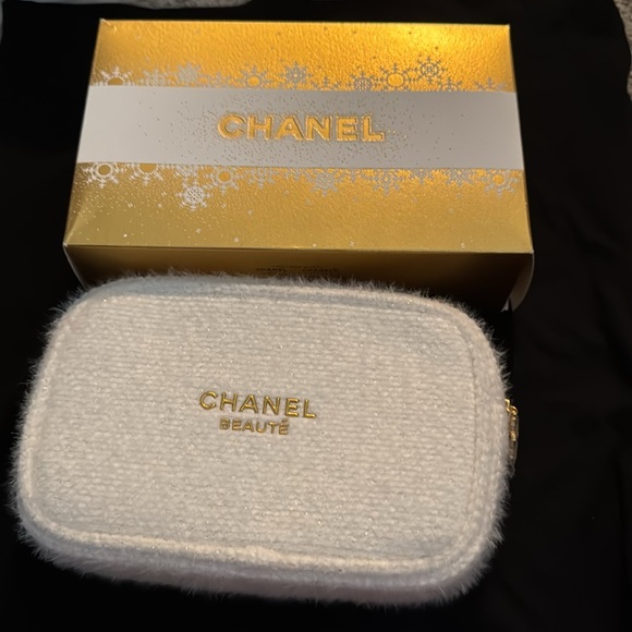 Chanel winter cosmetic pouch - Picture 3 of 3